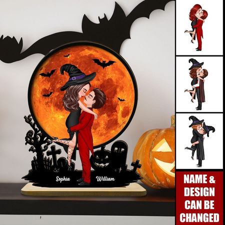 Paar umarmt sich unter Halloween-Mond, personalisierte 2-lagige Holztafel